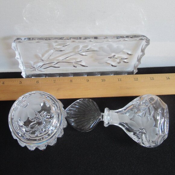 Vanity Set, Perfume decanter, Tray, Trinket box w/ lid, Heritage design, Vintage - Picture 5 of 13